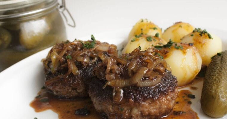 Klassiska pannbiffar med lök och gräddsås – enkelt och saftigt recept