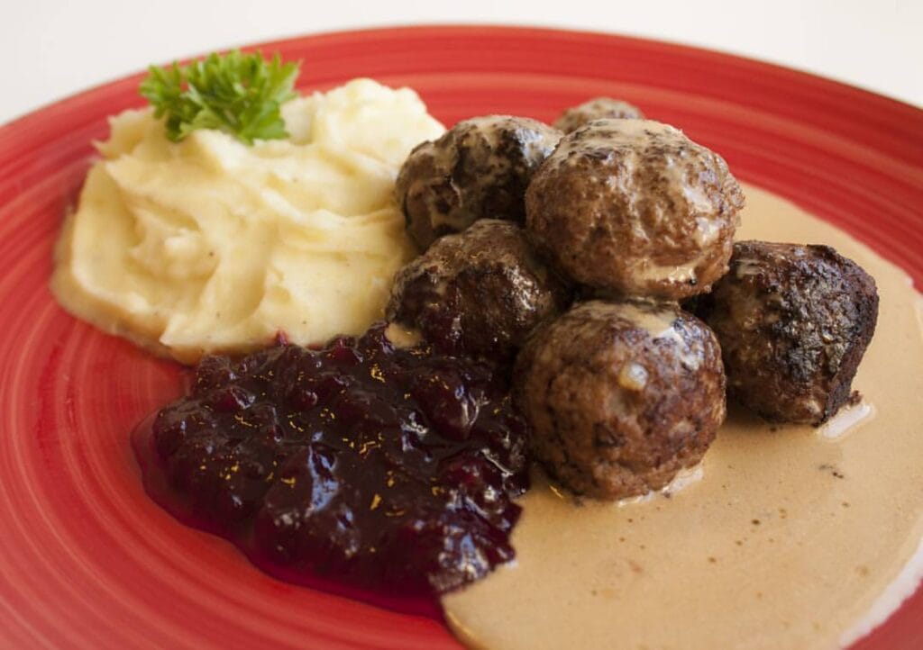 klassiska runda köttbullar med potatismos, brunsås och lingonsylt. 