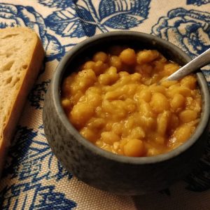Hemmagjord ärtsoppa serverad i en skål, en klassisk och värmande rätt med gula ärtor och fläsk.