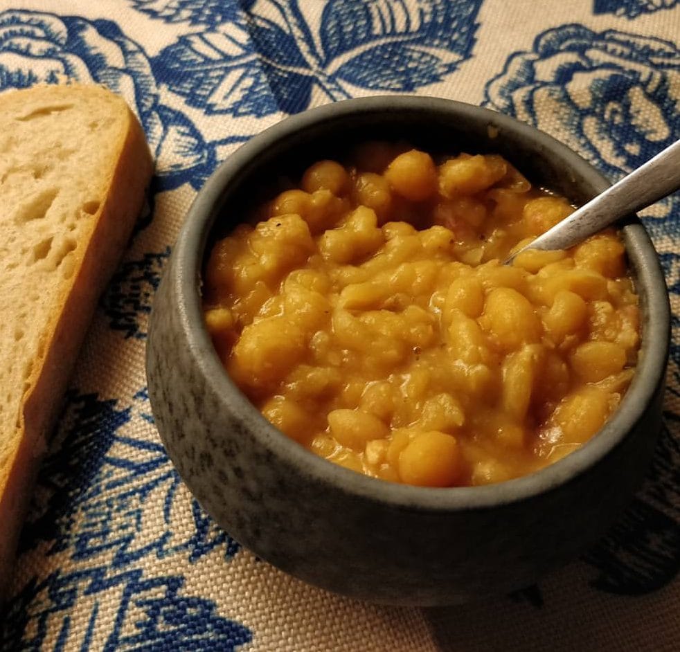 Hemlagad Ärtsoppa serverad i en skål, en klassisk och värmande rätt med gula ärtor och fläsk.