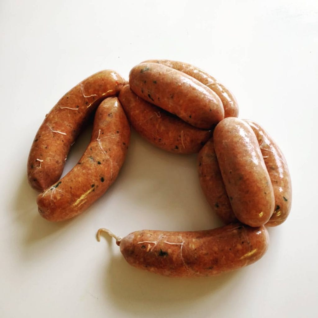 Stark italiensk korv med kryddning, portionerad och klar för stekning