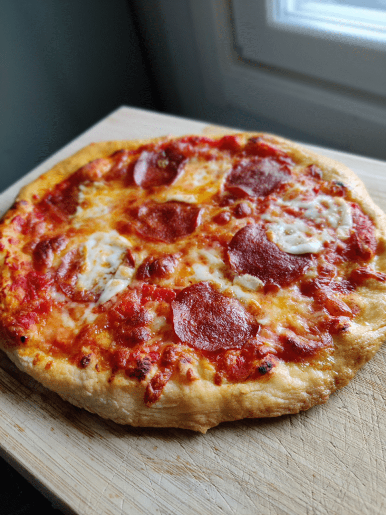 Enkel pizzadeg Nygräddad pizza med gyllene ost, salami och krispig botten