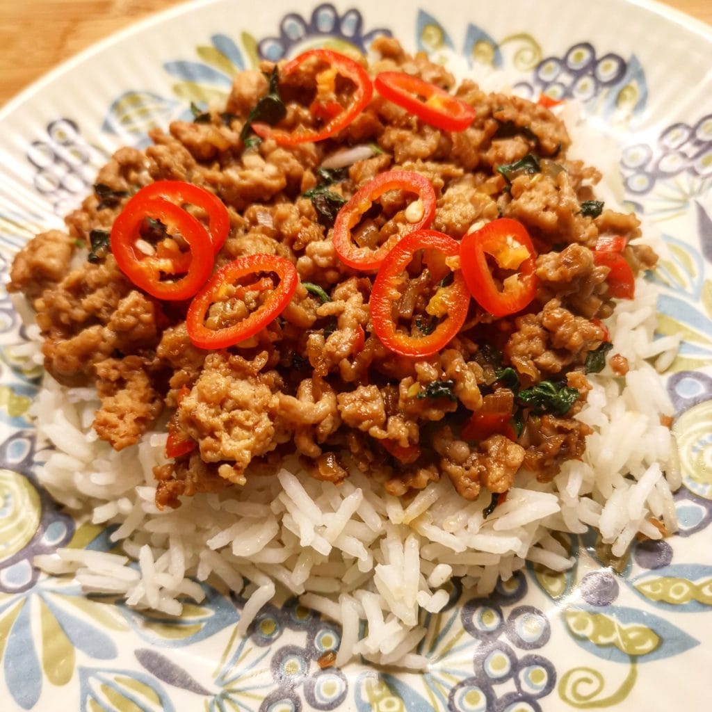 Kyckling med thaibasilika serverad på jasminris med färsk chili
