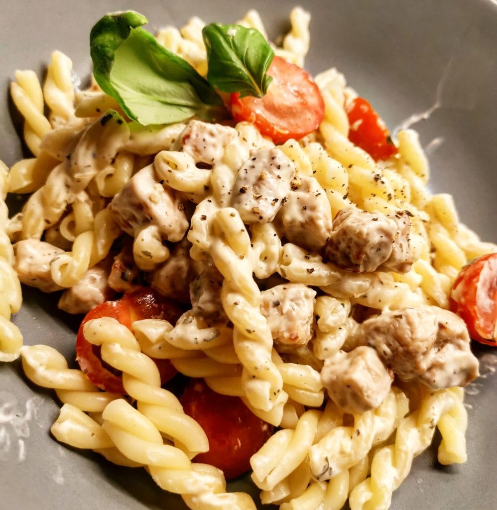 Pasta med fläskfilé i krämig sås med tomat och basilika