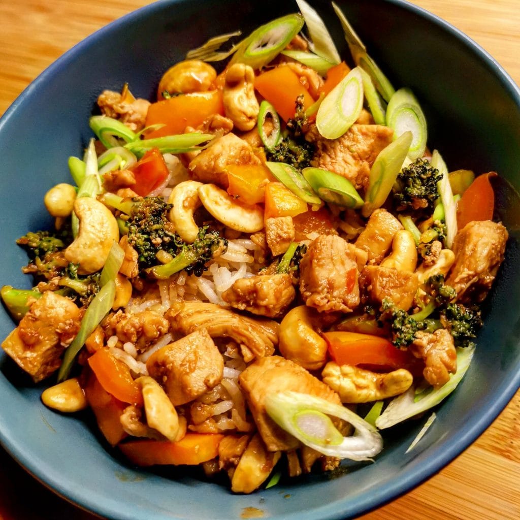 Snabb cashewkyckling med grönsaker serverad i blå skål