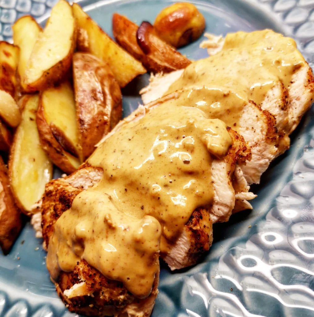 Enkel ugnsstekt kyckling med potatis på blå tallrik
