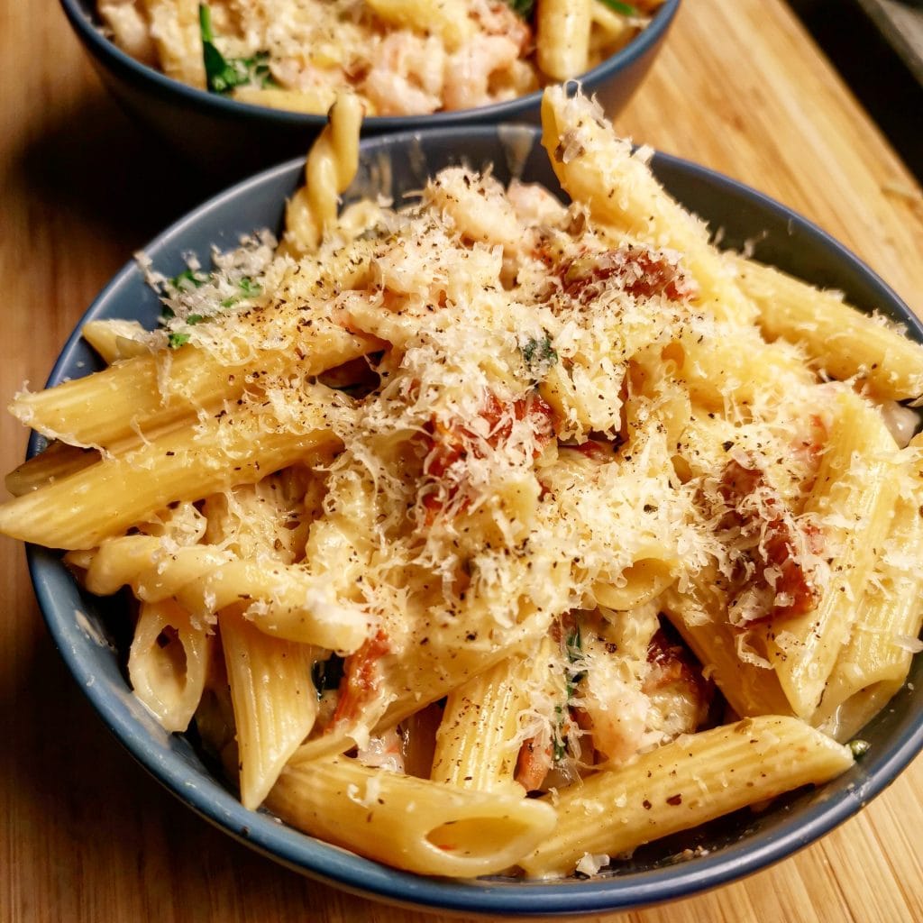 Enkel räkpasta med penne, färska räkor och riven parmesan
