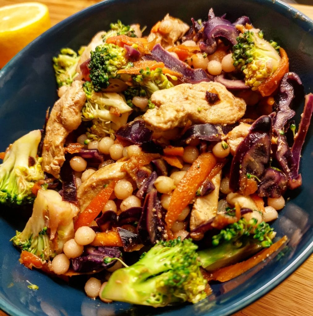 Varm asiatisk sallad med kyckling, broccoli, kikärtor och rostade grönsaker