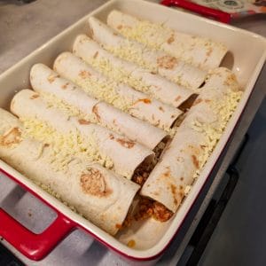 Enkel kycklingfärs enchiladas tortillabröd med kycklingfärsfyllning