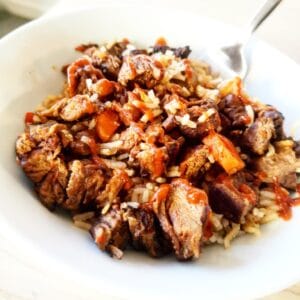 Långkokt högrevsgryta med mörk öl, chili och örter – serverad i djup tallrik med rustik känsla