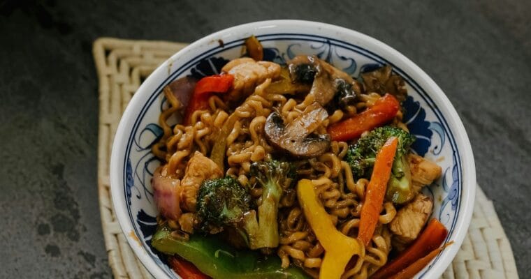 Supersnabb wok med fläskfilé, nudlar och grönsaker