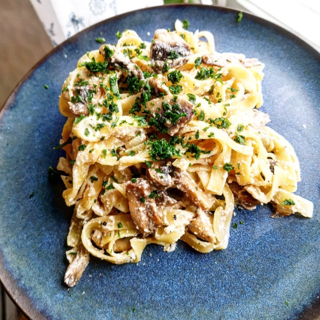 Ricotta och svamppasta med fettuccine toppad med persilja och parmesan
