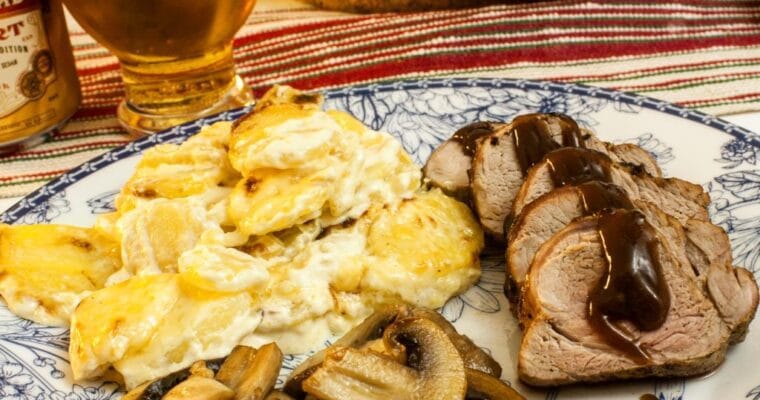 Hoisinglaserad fläskfilé med stekta champinjoner och potatisgratäng