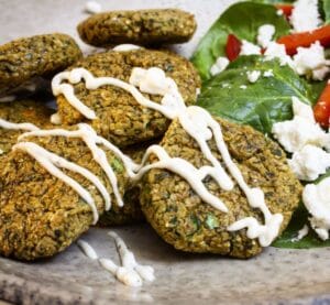 Falafel gjorda på röda linser med vitlökssås och sallad