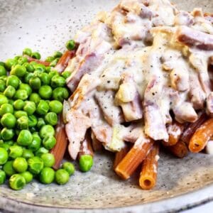 Skinksås med linspasta och gröna ärtor