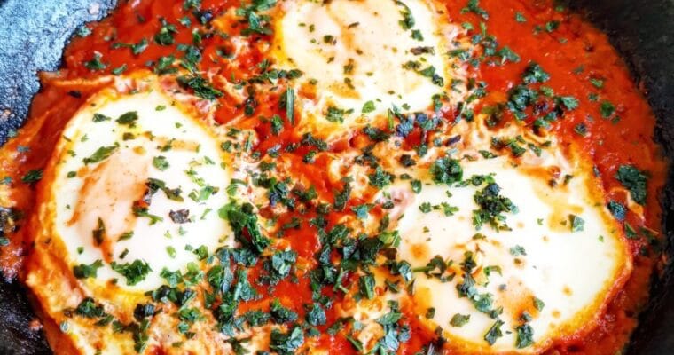 Enkel shakshuka – mustig tomatgryta med ägg