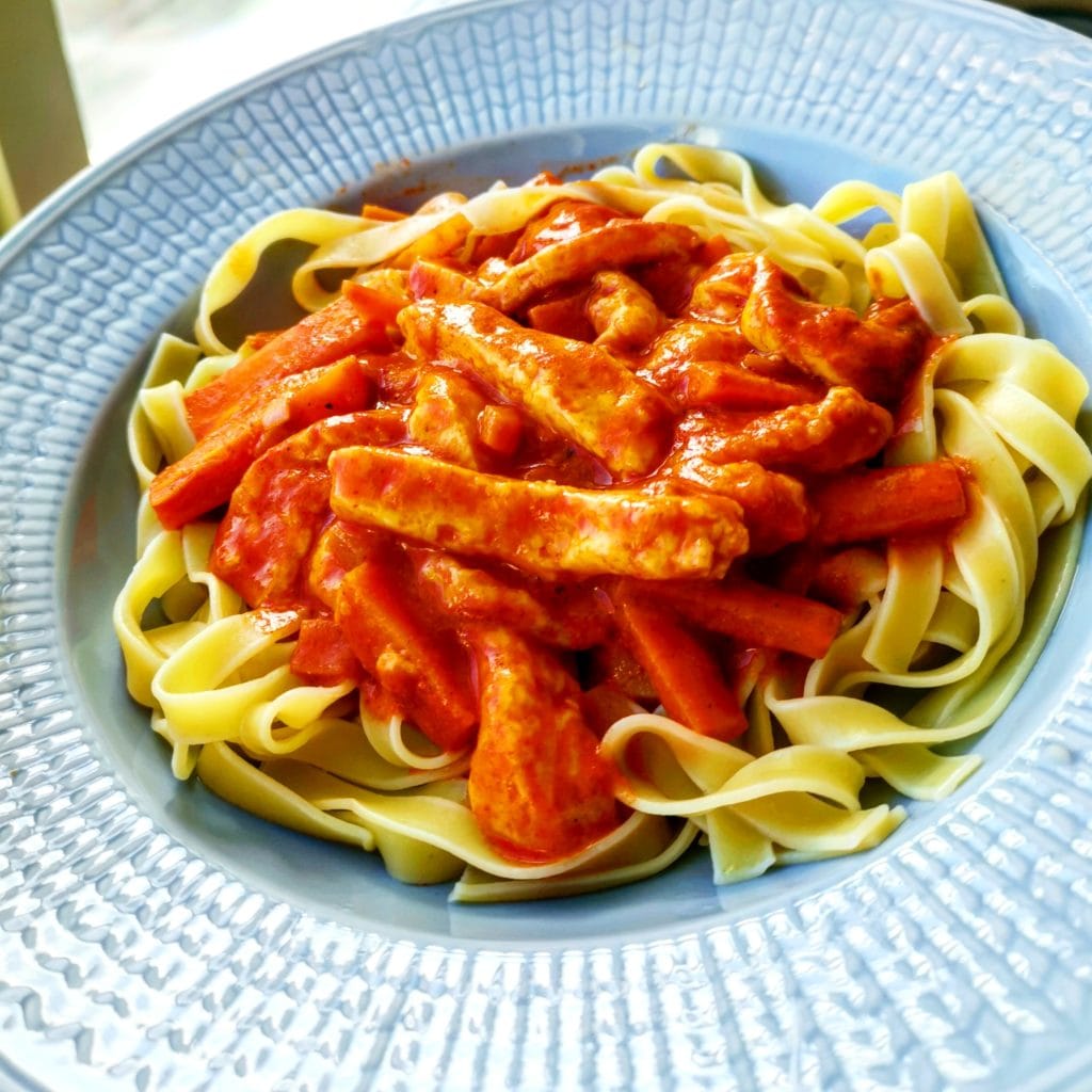Halloumi stroganoff serverad på äggpasta med tomatsås