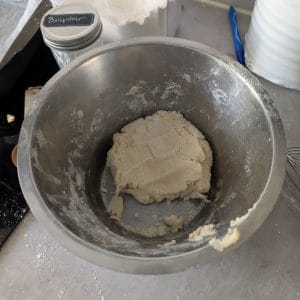 Klassiska Scones deg som är lätt kladdig