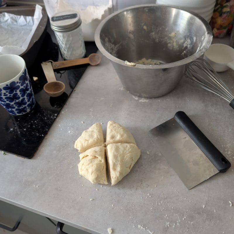 Klassiska Scones deg som delats i fyra delar