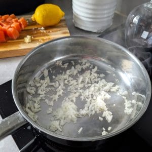 Krämig laxpasta Stekt lök laxtärningar citron