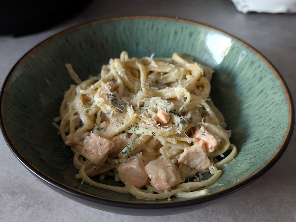 Krämig laxpasta grön skål
