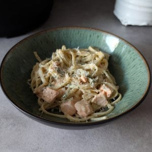 Krämig laxpasta grön skål