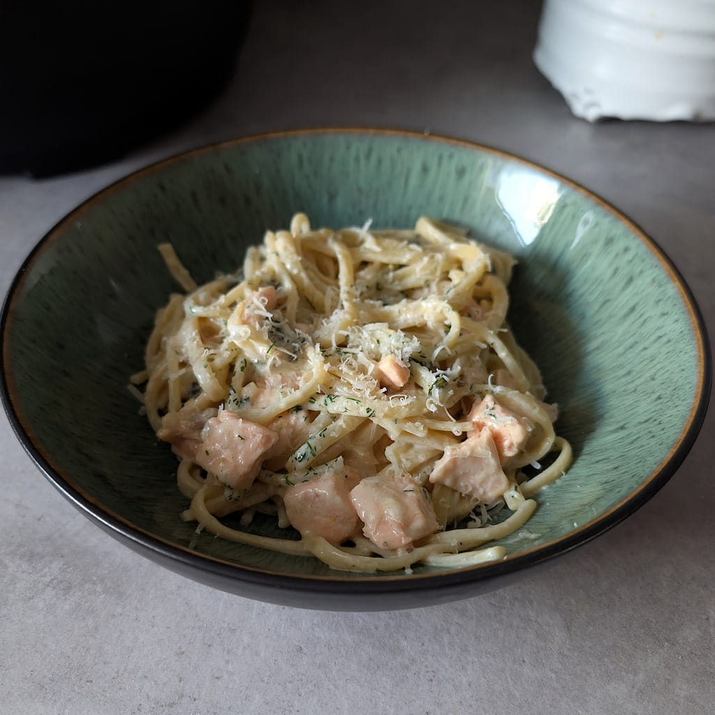Krämig laxpasta med spaghetti och laxbitar i gräddsås