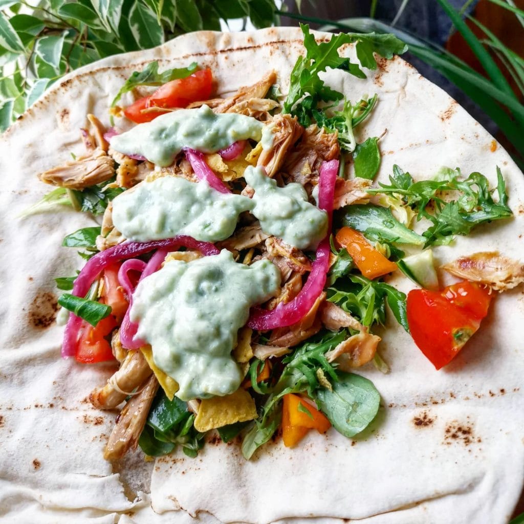 BBQ pulled chicken på tortilla med picklade rödlök, sallad och sås