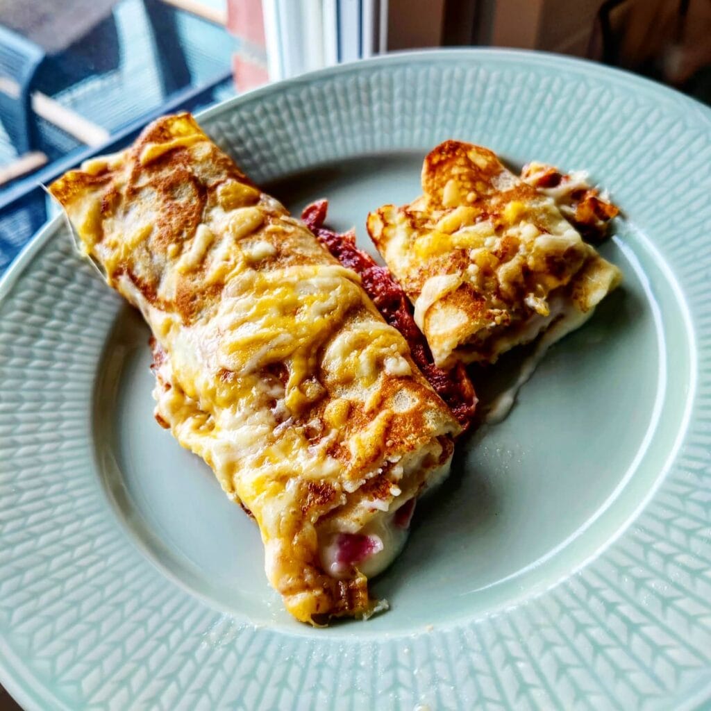 Crepes med skinkstuvning gratinerade med ost