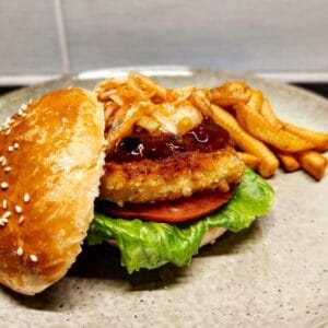 krispig panerad halloumiburgare med kimchi sallad tomat och pommes