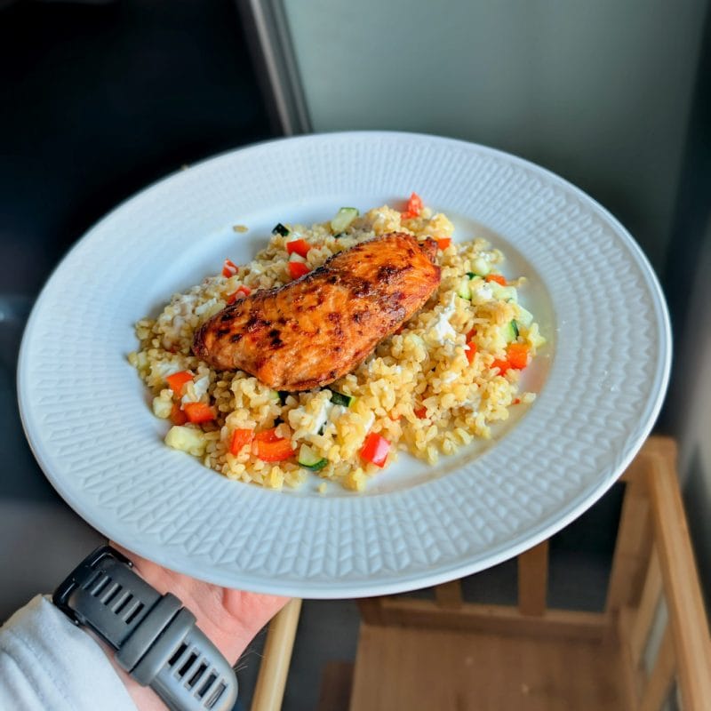 Medelhavsinspirerad lax Medelhavslax med bulgur serverad med paprika och medelhavsgrönsaker