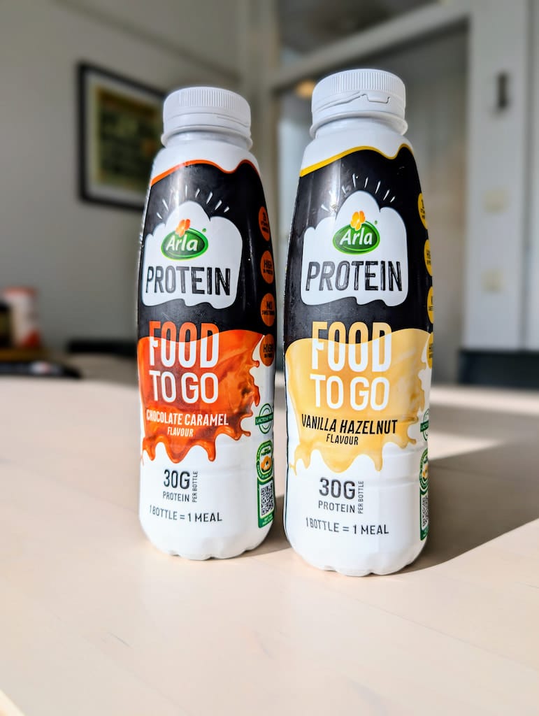 Närbild på två flaskor Arla Protein Food To Go