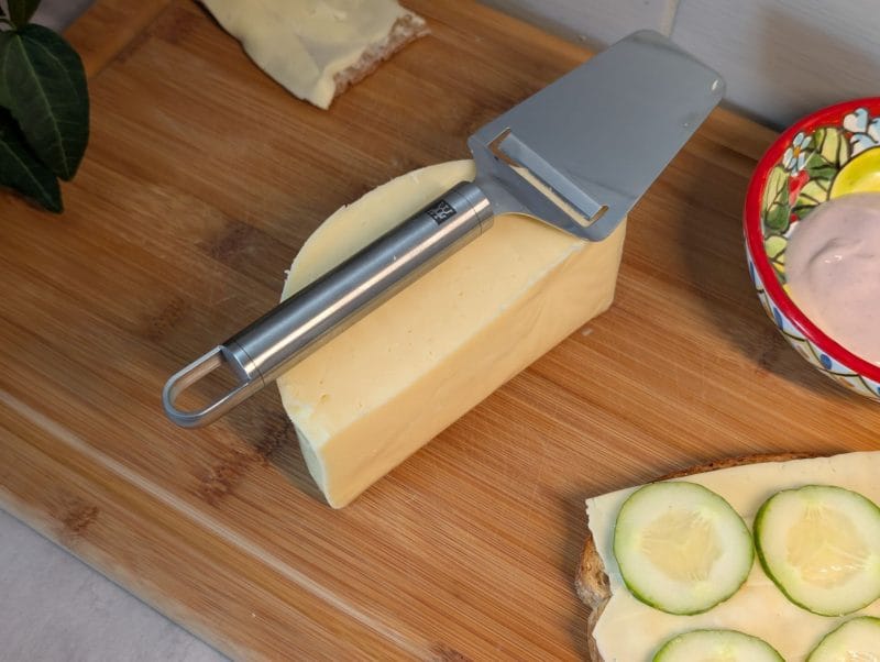 Zwilling osthyvel ligger på hushållsost Zwilling Pro osthyvel