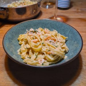 Räkpasta med vitt vin persilja grädde och chili