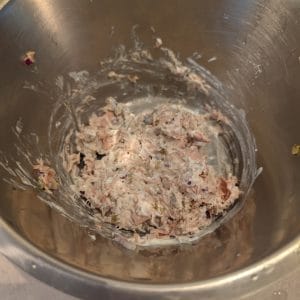 Skål med tonfiskröra med ägg när de våta ingredienserna och tonfisken är blandad