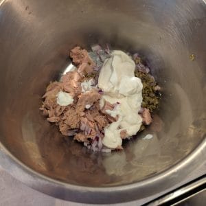 Rostfri bunke med tonfisk, gräddfil, majonnäs och citronjuice