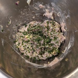 Rostfri skål med tonfiskröra med färska örter