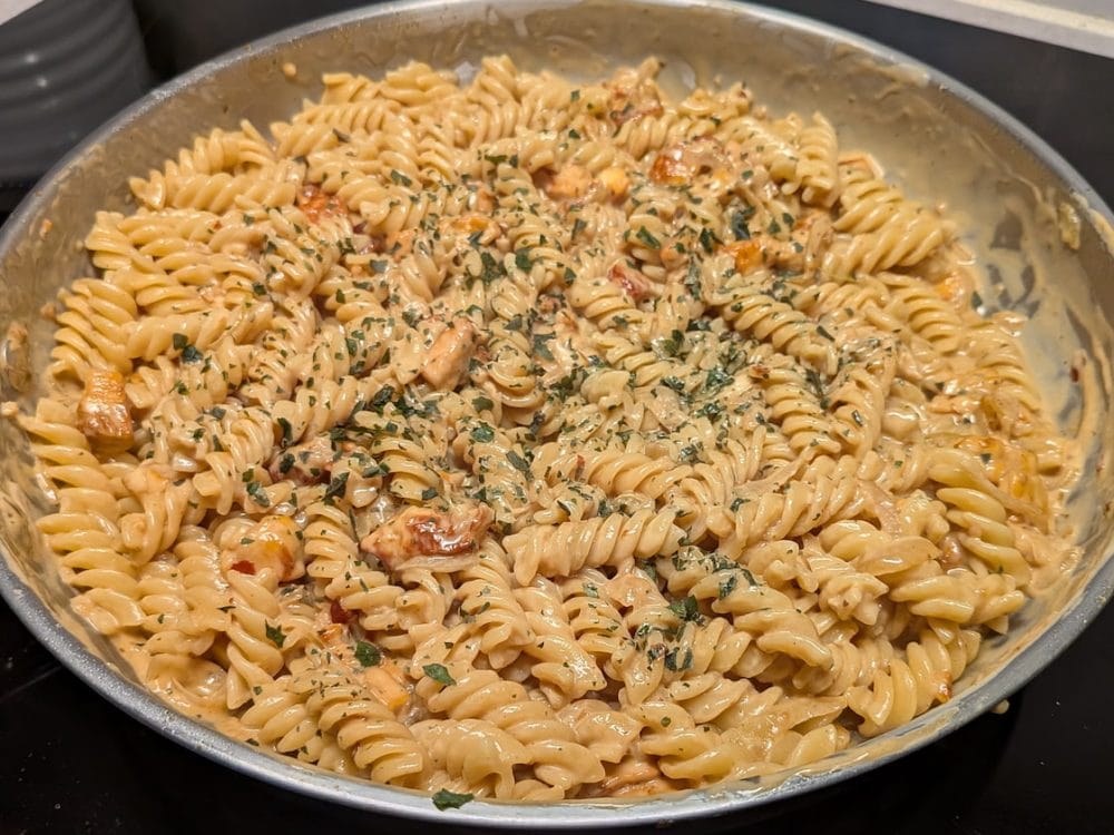 Pasta med halloumisås toppad med persilja och halloumitärningar