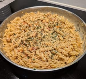 Pasta med halloumisås toppad med persilja och halloumitärningar
