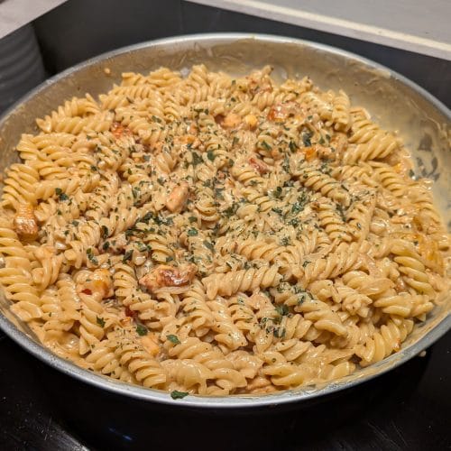Pasta med halloumisås toppad med persilja och halloumitärningar