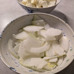 Skivad lök till pasta med halloumisås
