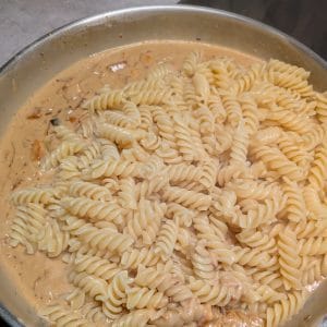 Fusilli som blandas i krämig sås till pasta med halloumisås