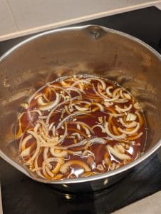 Lök som kokas i dashi-sås till gyudon recept