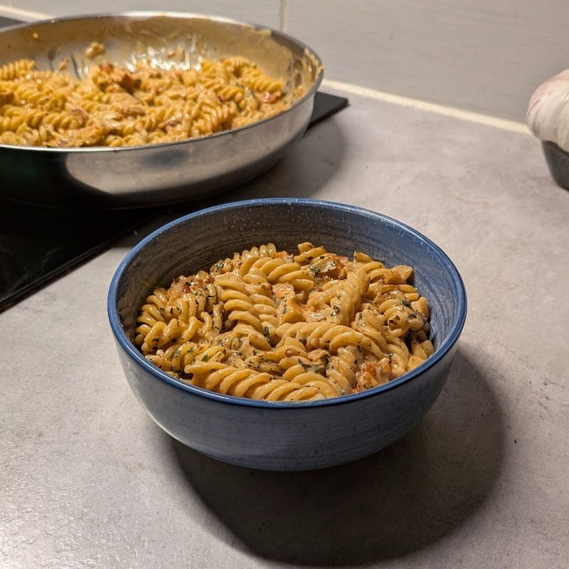 Pasta med halloumisås serverad i skål med halloumi och persilja