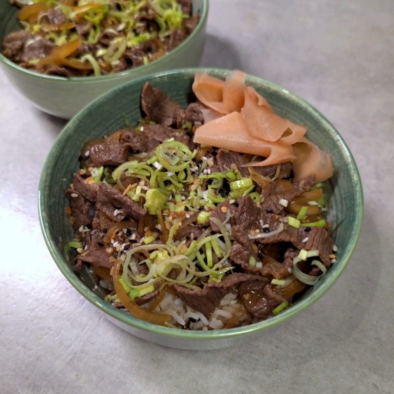Gyudon recept serverat i skål med ris, nötkött, lök och inlagd ingefära