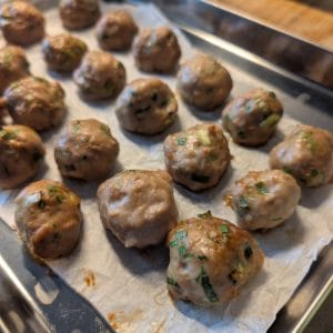 kycklingköttbullar misosoppa gyllene köttbullar direkt ute från ugnen