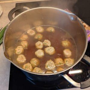 Kycklingköttbullar Misosoppa köttbullar i buljong
