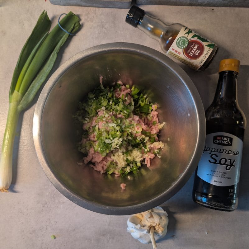 Kycklingköttbullar Misosoppa smet i skål med ingredienser