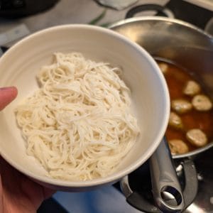 Kycklingköttbullar misosoppa nudlar i skål