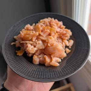 Hackad kallrökt lax på en svart assiette